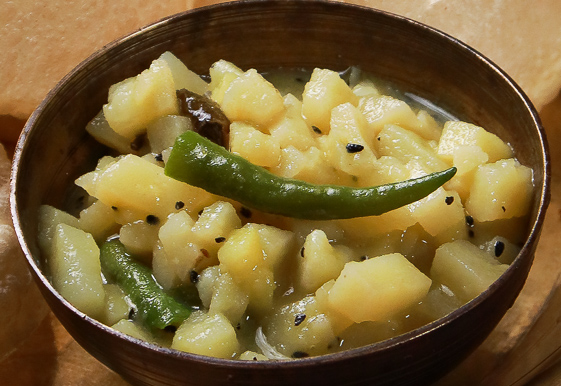 Sada Aloo (Potato) with Kalo Jeere Torkari